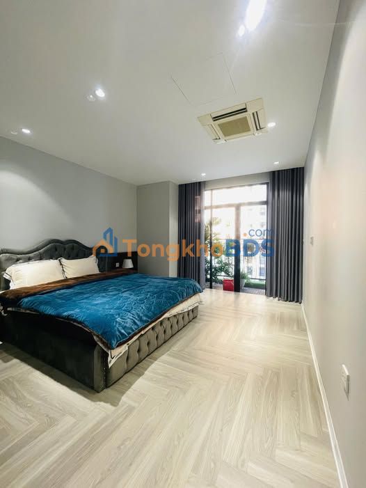Căn hộ Royal City 109m² 2PN Tầng Trung View Bể Bơi