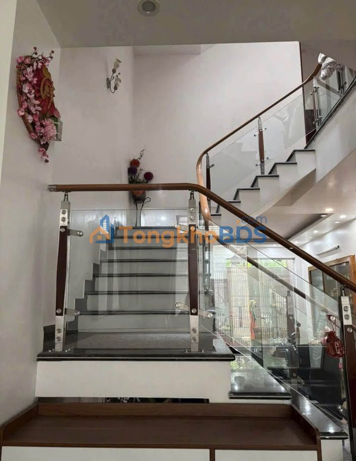 Nhà Dân Xây Độc Lập 90m² Mặt Tiền 4.5m, Vỉa Hè, Sân Cổng - Hải Phòng