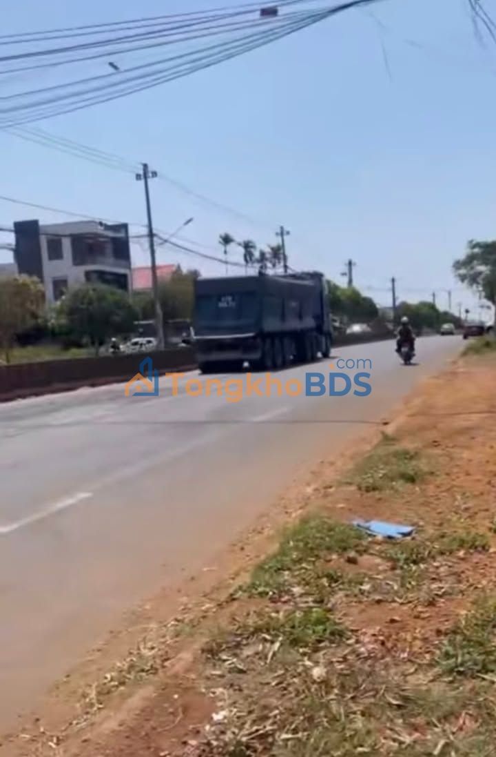 Bán Đất 2 Mặt Tiền Buôn Hồ - 300m² - Sổ Đỏ 5 Tỷ