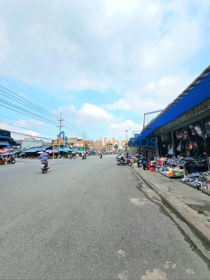 Nhà Phố Kinh Doanh Mặt Tiền Kính Nổi, Thủ Đức - 280m², 18 Tỷ/Lô