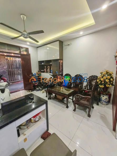 Nhà Góc Nghi Tàm, Tây Hồ 41m² x 5 Tầng - Sổ Đỏ Vuông Vắn - Giá 10.5 Tỷ