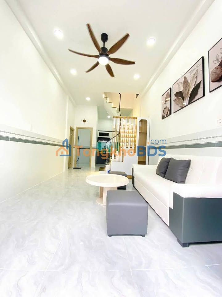 Nhà Trệt Lầu 3PN Nở Hậu Gần Cầu Chữ Y, Q1 – Sổ Hồng Sẵn Sàng