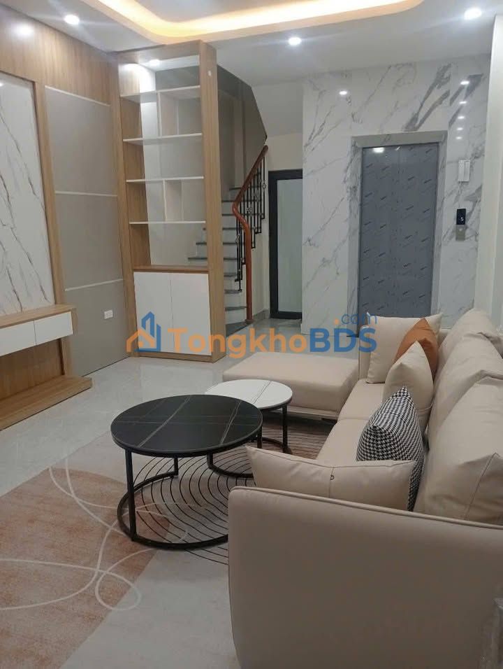 Cho thuê nhà nguyên căn 6 tầng, 4PN, có thang máy tại Phố Trạm, Long Biên - 15 triệu