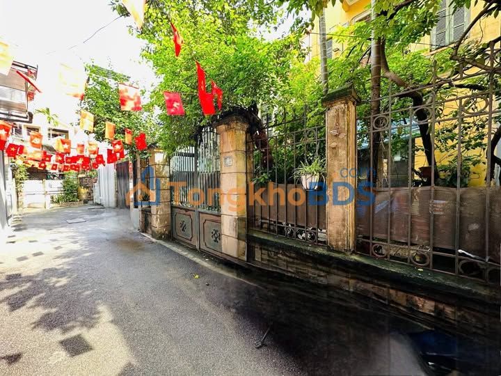 Bán nhà Lạc Long Quân, Tây Hồ 141m² 4 tầng - Sổ đỏ vuông, view Hồ Tây