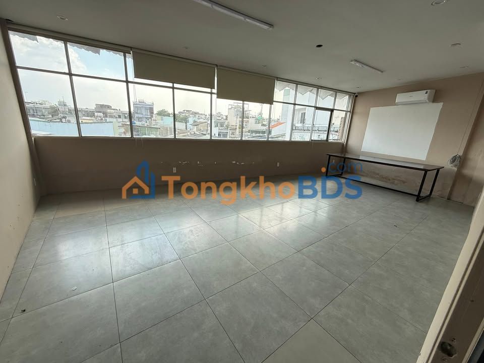 Cho thuê sàn văn phòng 250m² mặt tiền CMT8 Quận 10 - Sẵn sàng làm việc 24/7