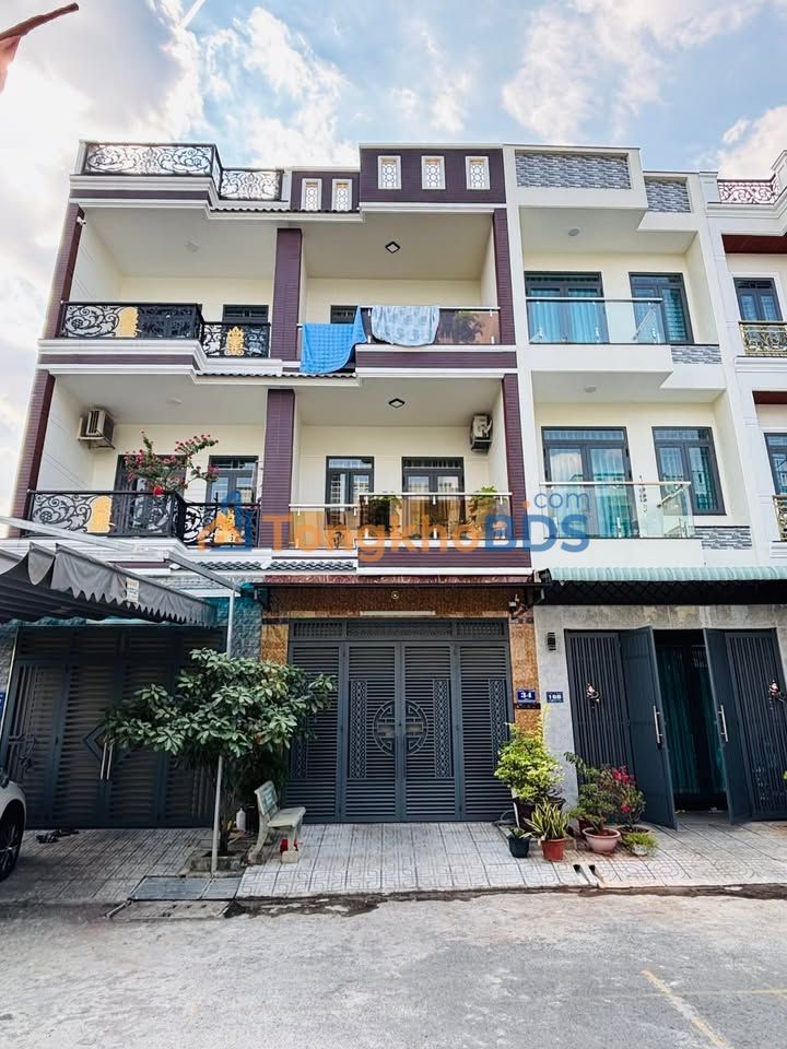 Nhà Dĩ An 63m2 giá 5,25 tỷ - Chính chủ bán gấp