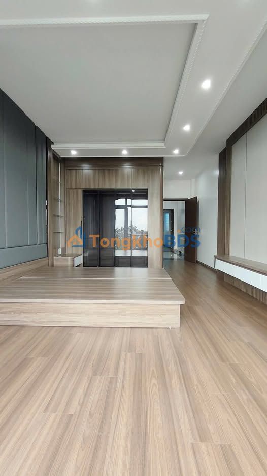 Nhà mặt phố Hồ Sen Lê Chân 35m² giá 9 tỷ - Mặt tiền kinh doanh đỉnh!