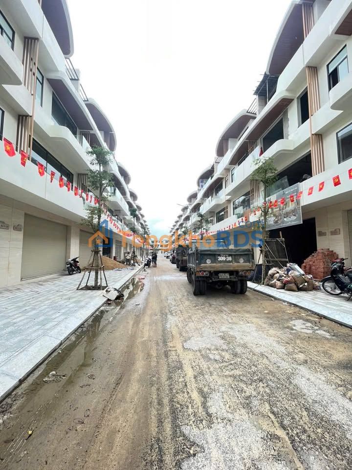 Nhà phố Nguyễn Lộ Trạch 109m² 17.5 tỷ - Mặt tiền kinh doanh