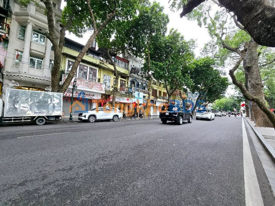 Nhà mặt phố Bà Triệu 200m² 135 tỷ - Mặt tiền kinh doanh