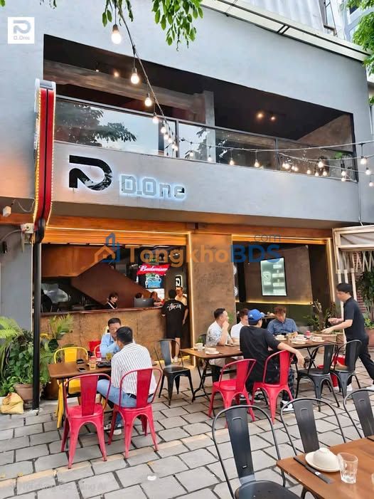 Nhà phố Võ Văn Kiệt Q1 221m² 180tr - Mặt tiền kinh doanh