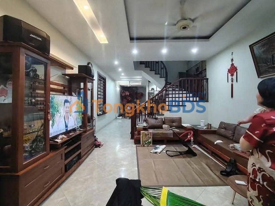 Nhà Ngô Gia Tự, Long Biên - 106m² Sổ Đỏ, Ô tô vào nhà - Giá 14.3 tỷ