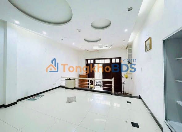 Nhà mặt tiền Thủ Đức 90m² 18 triệu - Ô tô vào tận nhà