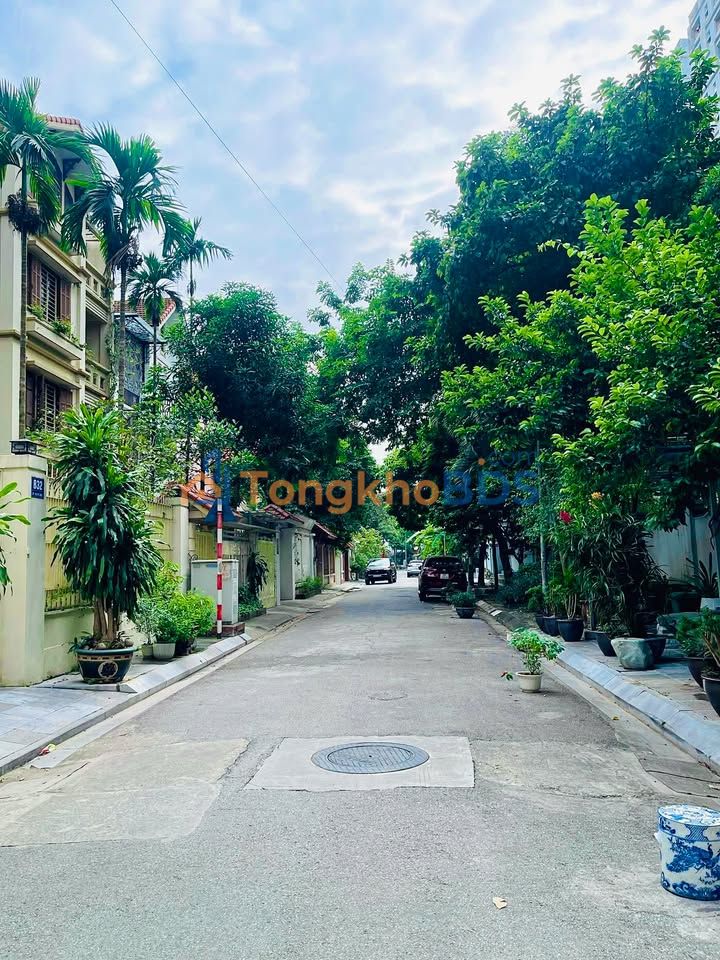 Nhà riêng Hoàng Quốc Việt 66m² 20 tỷ - Ô tô vào tận nhà