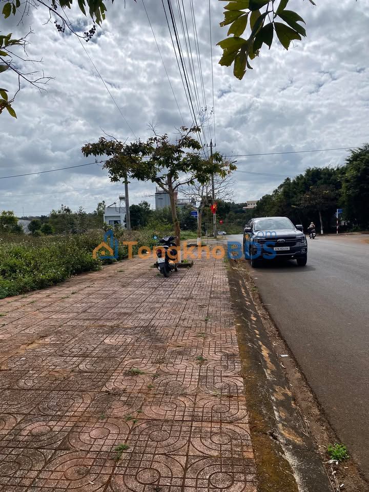 Nha pho Nguyen Van Linh Buon Ho 162m2 3 ty - Mat tien KD