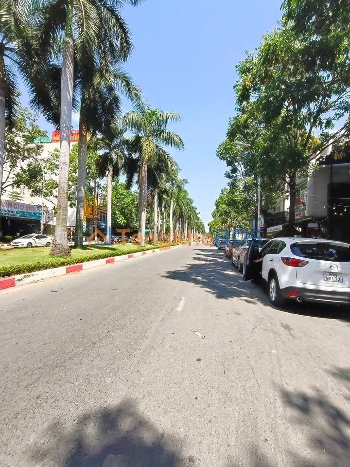 Nhà riêng BigC Dĩ An 100m² giá 11 tỷ - Ô tô vào tận nhà