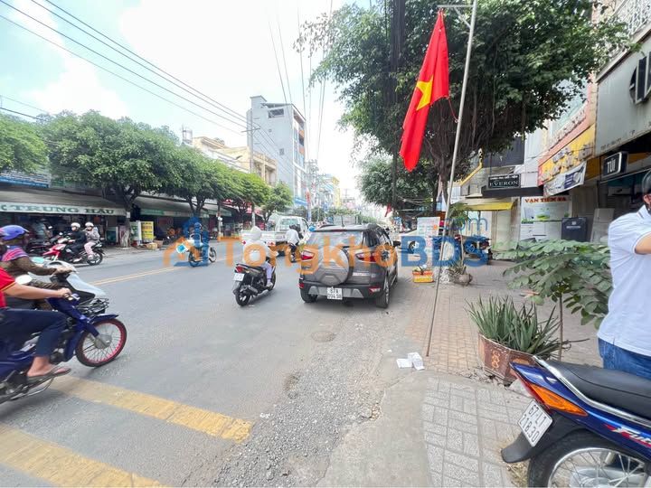 Cho thuê nhà mặt tiền Hà Hoàng Hổ, Long Xuyên - 75m², 4PN, 3 tầng