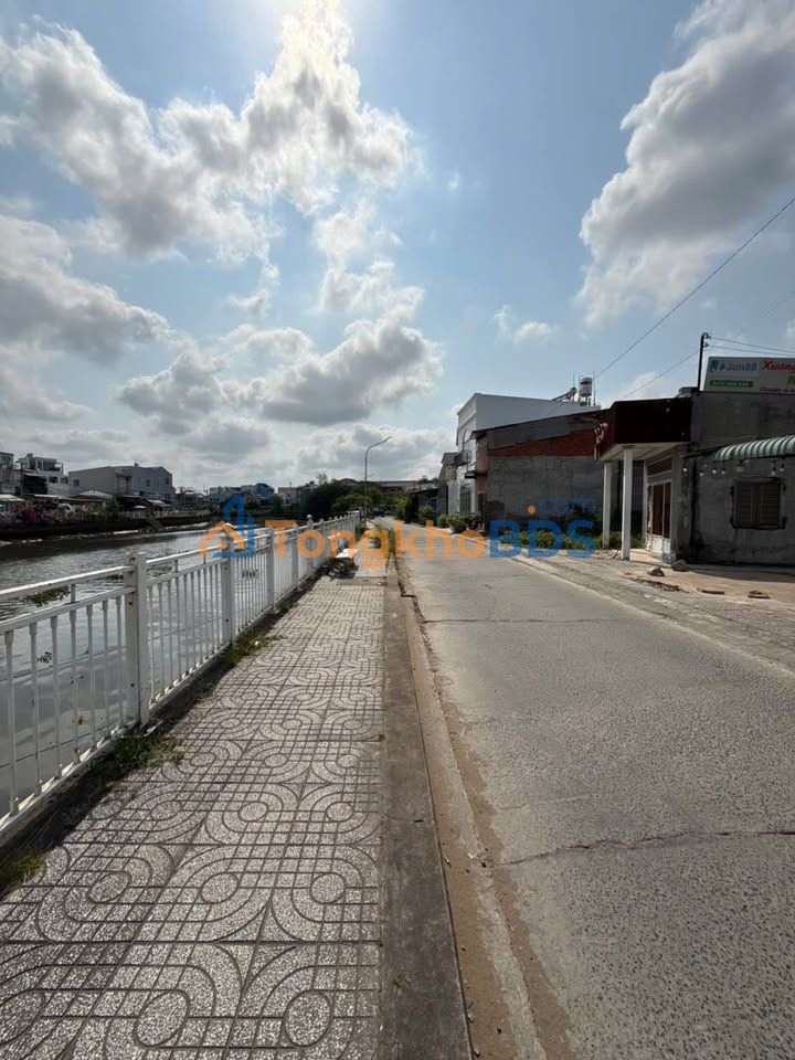 Nhà phố Vị Thủy Bờ kè Cầu Gạch Ngỗng 2 70m² 10tr - Mặt tiền kinh doanh