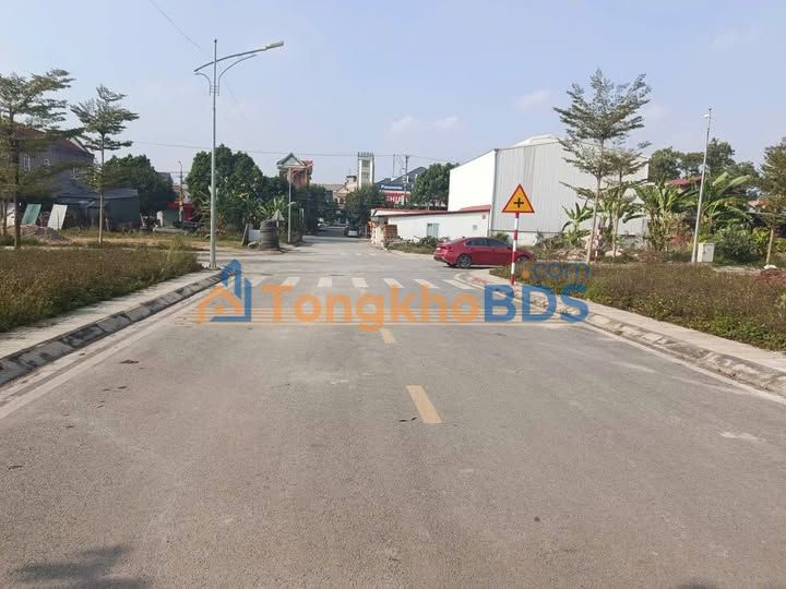 Đất đấu giá Nguyễn Du, Việt Trì 100m² - Sổ hồng sẵn sàng, ô tô tránh