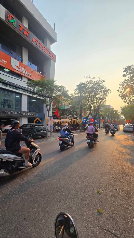 Nhà phố cho thuê Hai Bà Trưng, 100m² - Mặt tiền kinh doanh