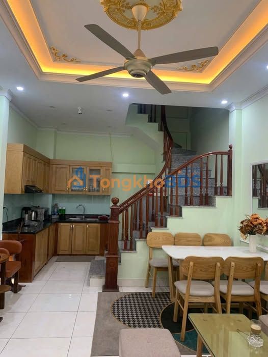 Nhà nguyên căn Cự Khối 32m² giá 9tr - Full nội thất