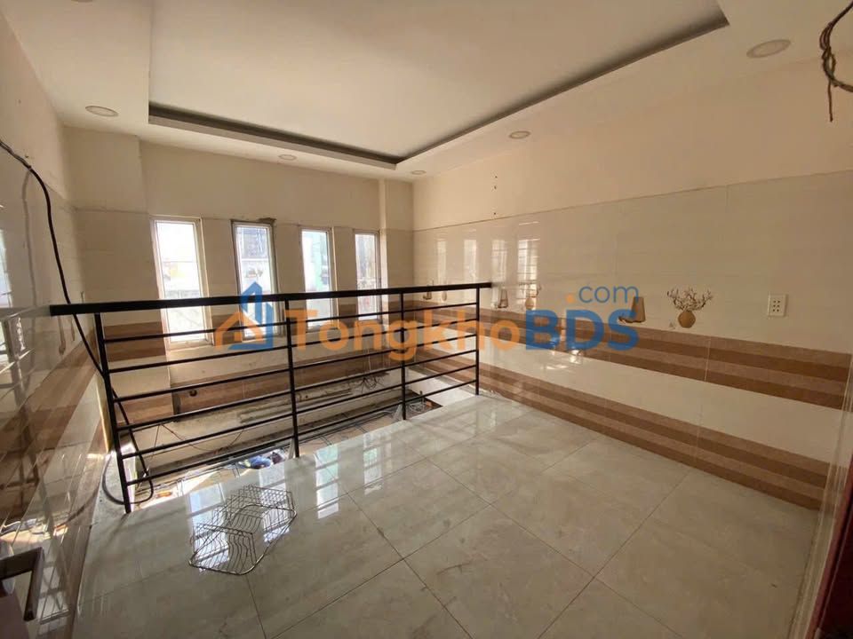 Nhà mặt tiền Q4 Đoàn Văn Bơ 32m² 16.5 triệu - Sẵn sàng vào ở