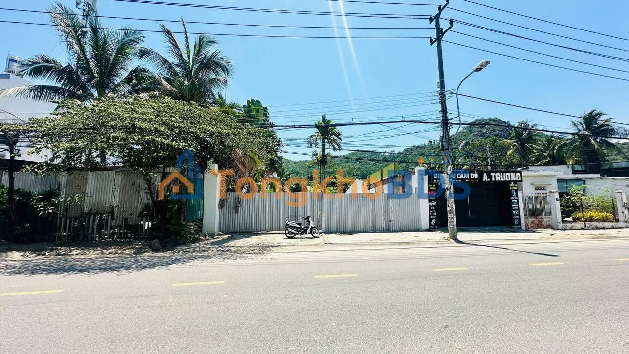 Kho xuong Nguyen Khuyen 1400m2 50 trieu - Hoat dong ngay