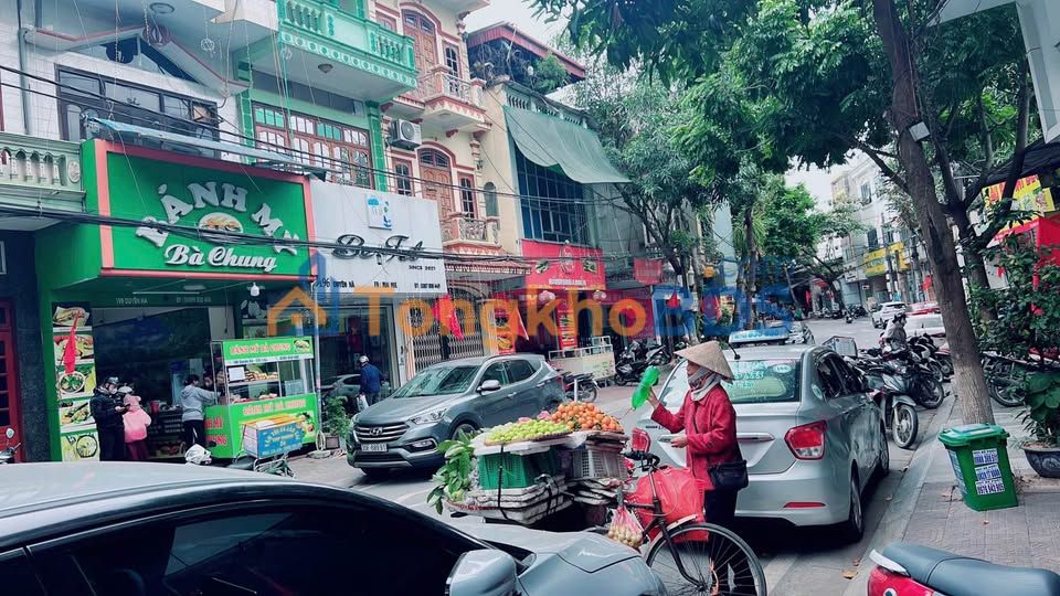 Cho thuê nhà 5 tầng 1 tum mặt tiền 5m, Phố Duyên Hà, Lào Cai - Kinh doanh sầm uất