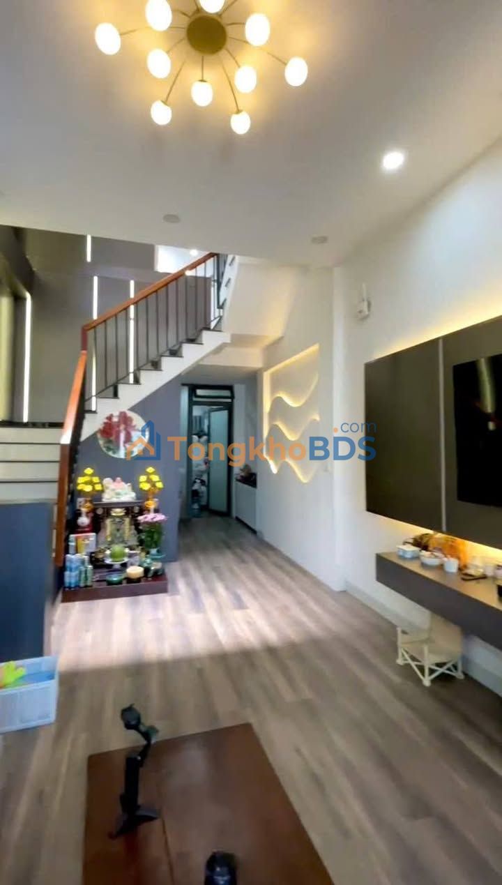 Nhà Lý Tự Trọng Pleiku 240m2 giá 3 tỷ - Ô tô vào tận nhà