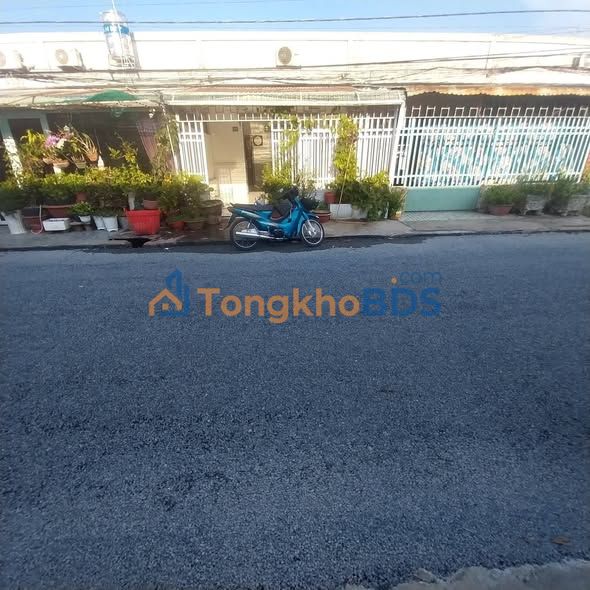 Nhà 100m² Sổ Hồng Vĩnh Long - Sân Rộng Đỗ Ô Tô, Tặng Full Nội Thất