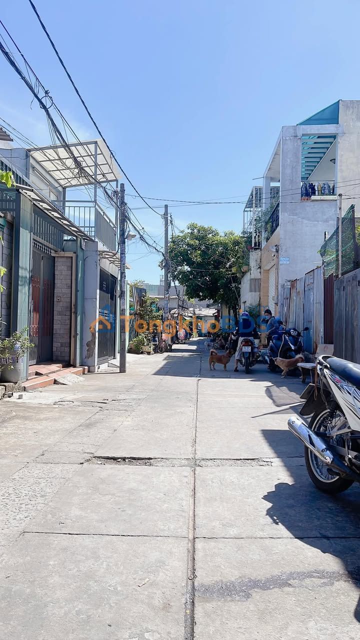 Nha Pham Dang Giang Binh Hung Hoa 4.075 ty - O to vao nha