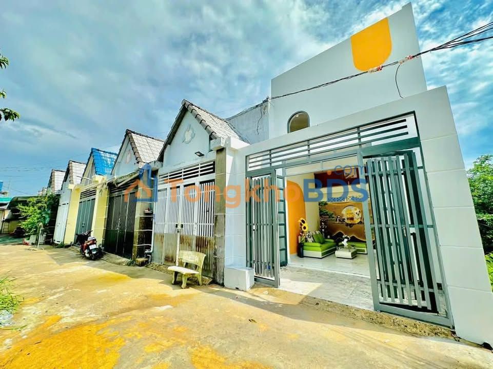 Nhà riêng ĐT835C Bến Lức 67m2 930 triệu - Ô tô vào tận nhà