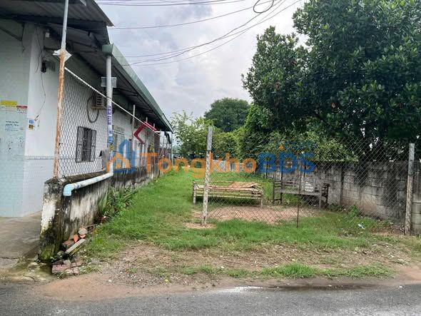 Bán Gấp Đất 300m² Mặt Tiền Đường Lớn Quận 7 - Sổ Riêng, Giá 450 Triệu