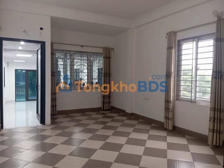 Nhà mặt phố Nguyễn Hoàng Tôn 75m² 25 triệu - Sẵn sàng ở ngay