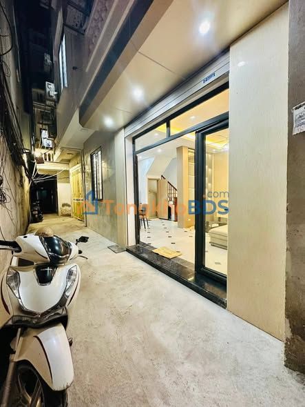 Nhà 40m² Hồ Đền Lừ, Hoàng Mai - 9.x Tỷ, Full Nội Thất, Sẵn Sàng Ở Ngay!