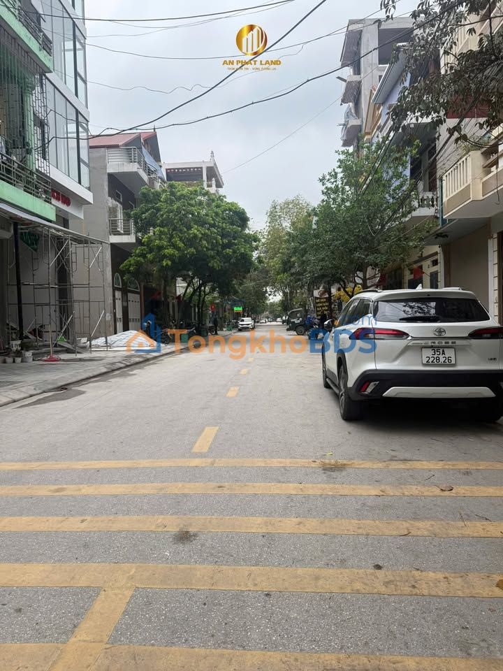 Nhà Phố Kinh Doanh Mặt Tiền Đường Thành Công, Hoa Lư - 80m²