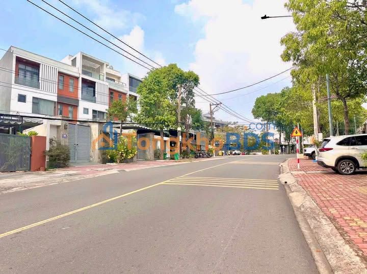 Nhà Mặt Tiền Nguyễn Đức Thuận, TDM - 225m² - Hướng Nam - Giá 8.x Tỷ