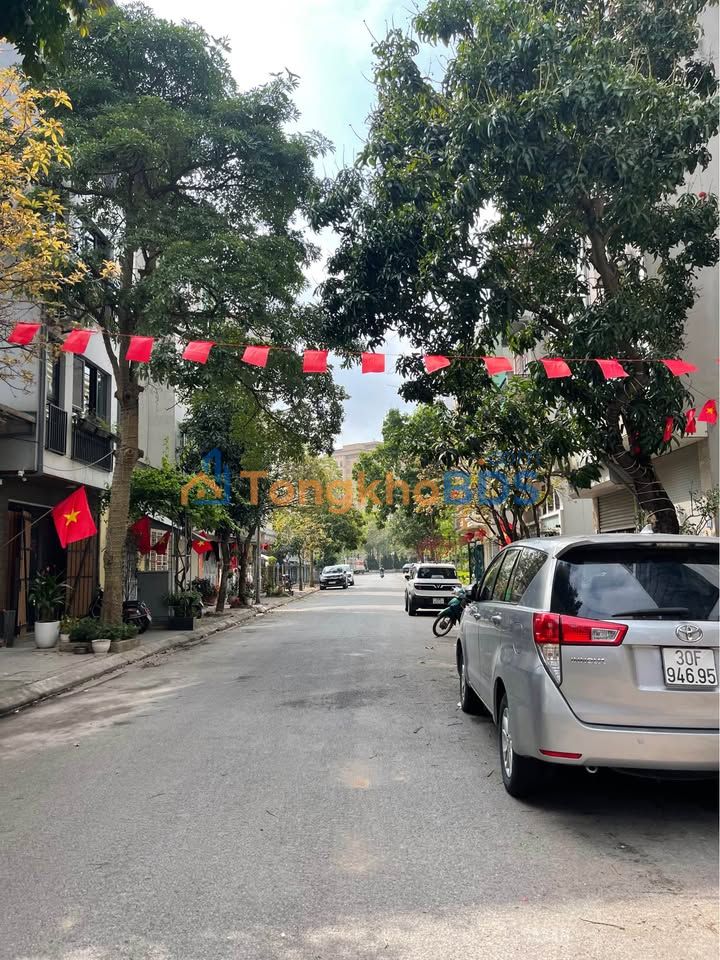 Đất Giang Biên 30m² - Ô tô tránh, Vỉa hè - Sổ đỏ chính chủ