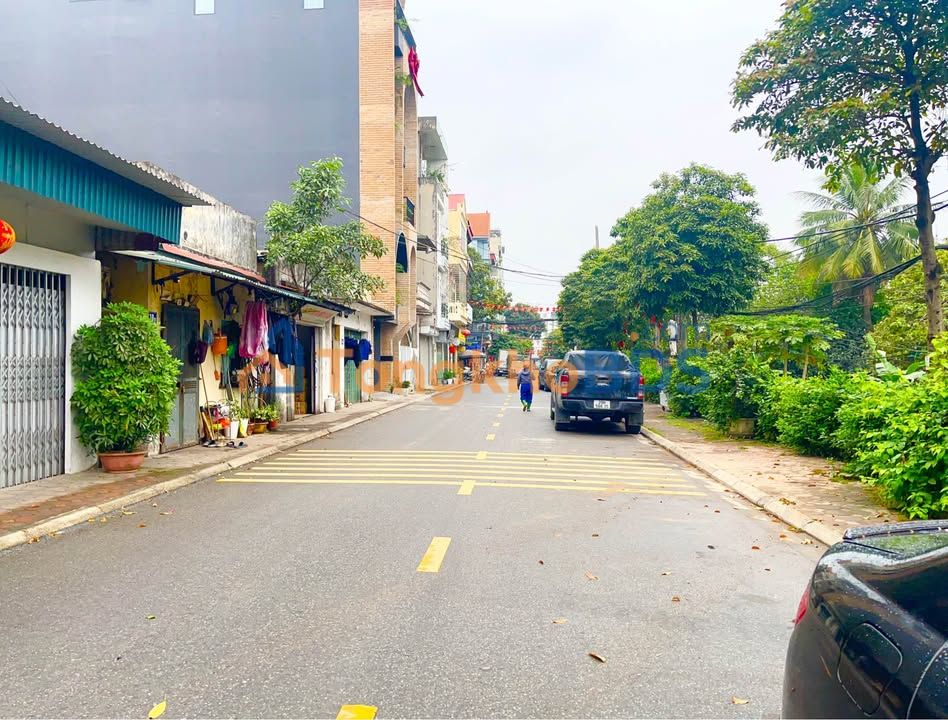 Nha pho Phuc Dong 93m2 view ho, o to vao nha - phan lo VIP