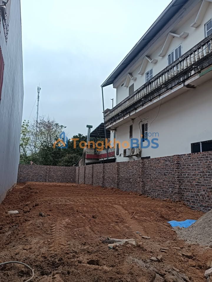 Kho xuong An Dao Phu Ninh 140m2 gia mem - Hoat dong ngay