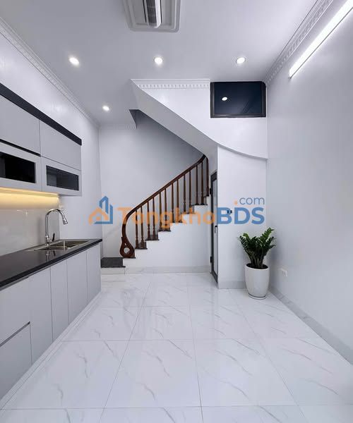 Nhà Phố Kim Mã 30m² 3 Tầng - Giá 5.1 Tỷ - Sổ Đỏ Sẵn Sàng