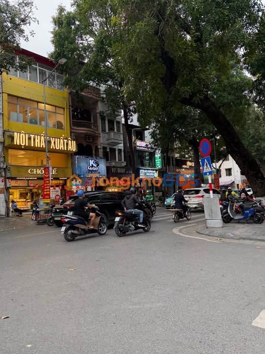 Bán Đất Vàng 50m² Hai Bà Trưng - Sổ Đỏ Sẵn Sàng - Ô Tô Đỗ Cửa