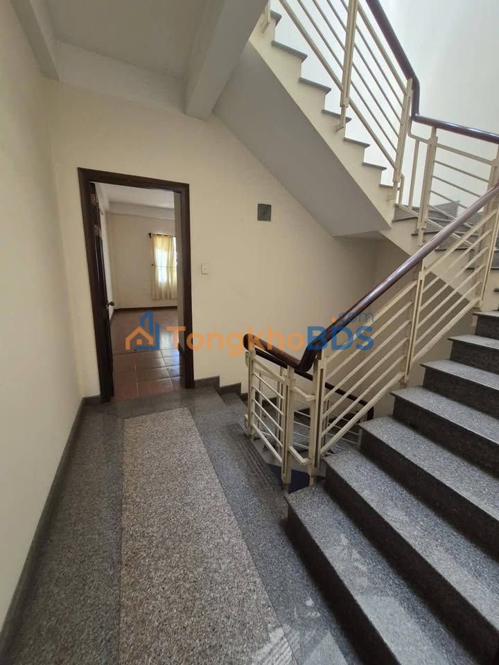 Nhà 3 Lầu Đường Nội Bộ Bình Tân - 5PN Giá 25 Triệu/Tháng