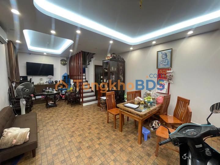 Nhà Đặng Thai Mai, Tây Hồ 40m² 14.x tỷ - Ô tô đỗ cửa, 5 tầng đẹp