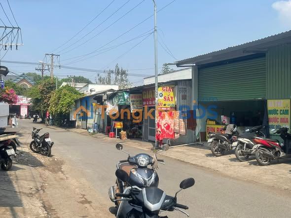 Bán đất tặng nhà Dĩ An 90m² mặt tiền Nguyễn Thị, KD sầm uất