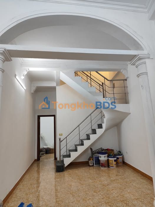 Cho thuê nhà 3 tầng 42m² tại Hai Bà Trưng - Ngõ thoáng, 3PN