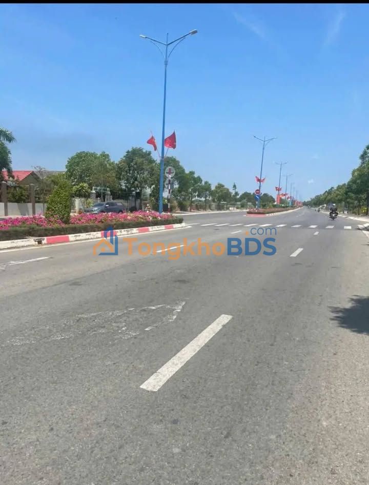 Mặt Bằng Kinh Doanh Mặt Tiền Nguyễn Tất Thành, Long Hải - 200m² Giá Tốt