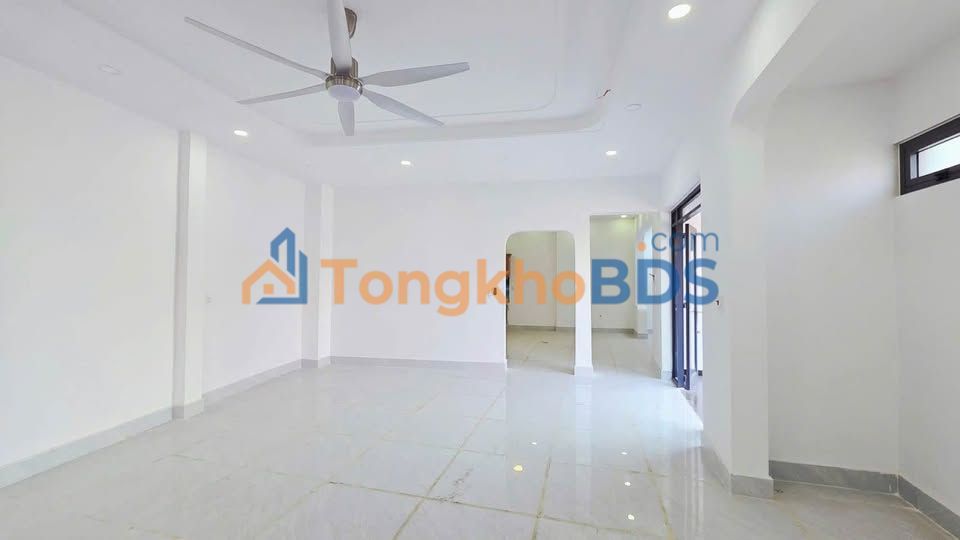Nhà Phố Dĩ An 140m² - Ngang 20m, Sân 2 Ô Tô, Giá 5.9 Tỷ