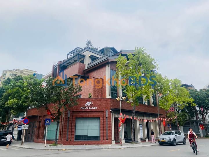 Cho thuê nhà phố kinh doanh mặt tiền 25m đường Cổ Linh, Long Biên - 520m²