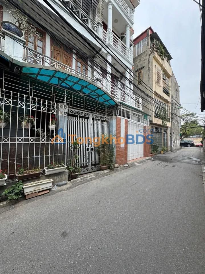 Nhà Mặt Ngõ Việt Hưng 62m² - Oto Tránh, Sổ Hồng Vuông Vắn