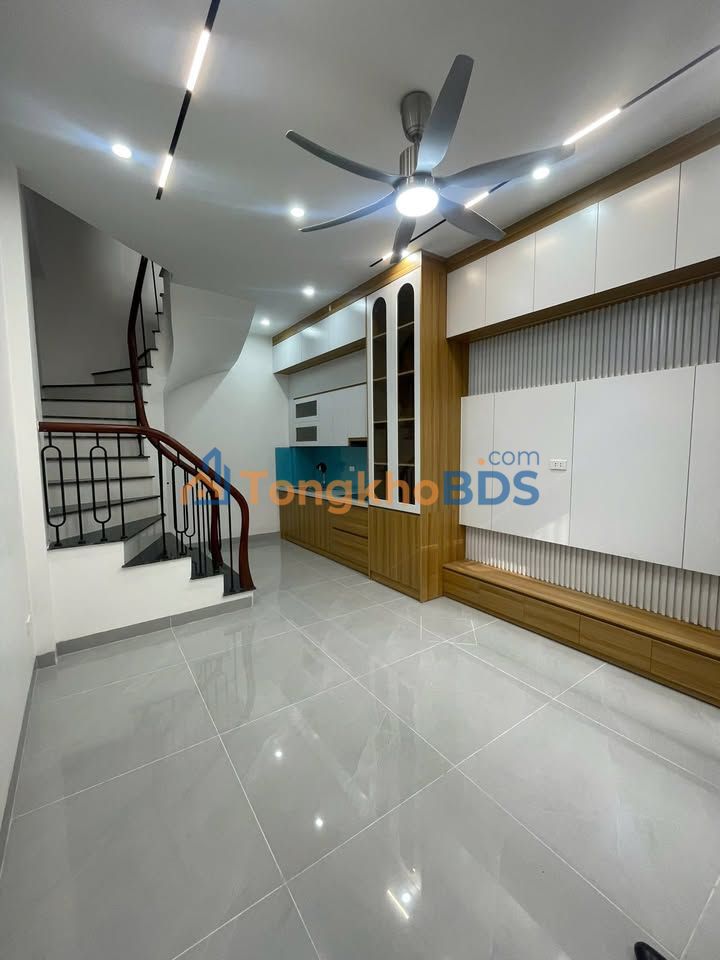 Nhà 25m² 4 Tầng Võ Chí Công, Cầu Giấy - Ô tô đỗ cửa, Giá 8 Tỷ